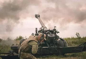 Ukrainische Streitkräfte zeigen, wie sie FH70 ...