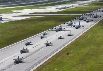 F-35- und Rafale-Kampfjets, ein B-52H-Atombomber und ...