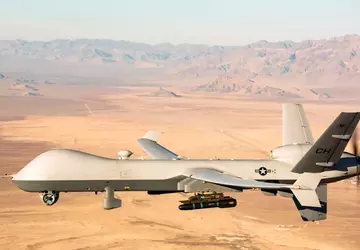 Ein russischer Kampfjet hat eine amerikanische ...