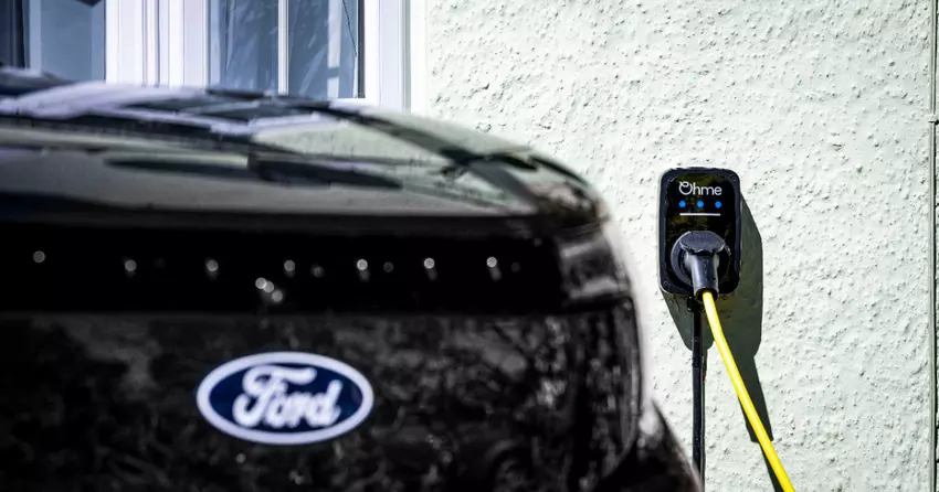 Anschauliches Foto eines Ford Explorer EV, der an ein Wandladegerät angeschlossen ist