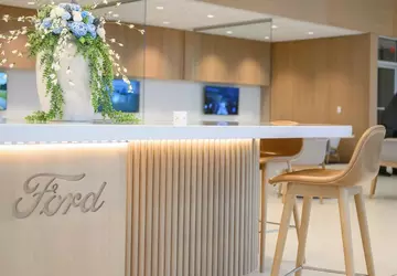 Neue Ford-Autohäuser, die wie Hotellobbys gestaltet ...