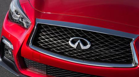 Infiniti bereitet eine Sportlimousine mit einem manuellen Getriebe anstelle eines Elektrowagens vor