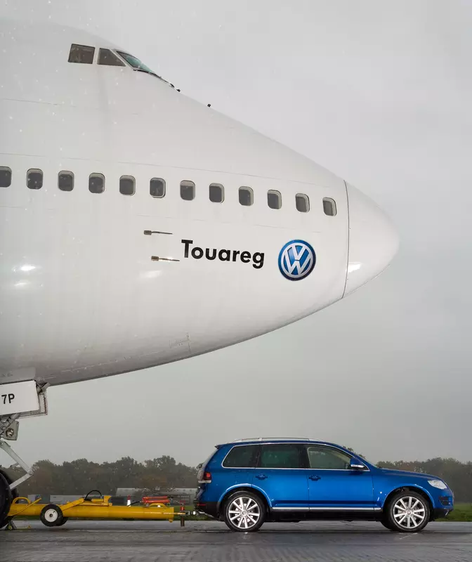 Volkswagen Touareg zieht eine Boeing 747