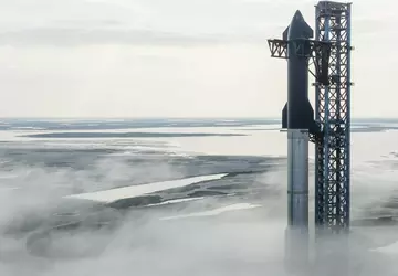 SpaceX schickt Starship zur Startrampe und ...