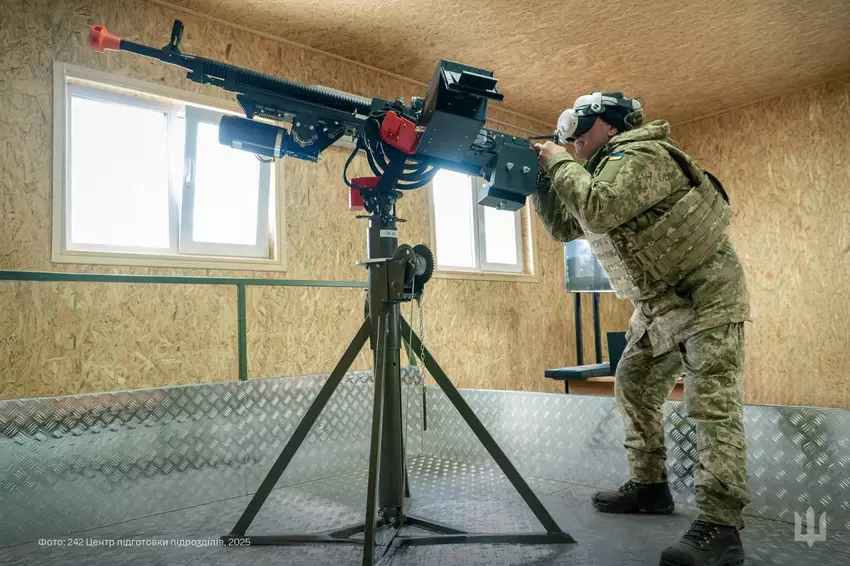 Körperpanzer, VR-Helm und Maschinengewehr: Wie die ukrainischen Streitkräfte mobilisierte Personen virtuell und real auf den Kampf vorbereiten