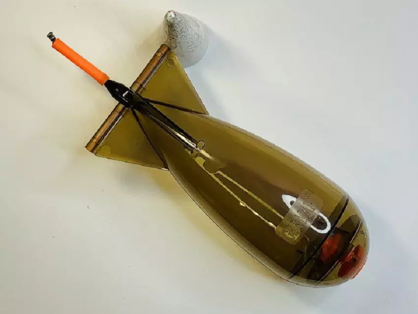 Ukrainische Drohne wirft Fischköder-Rakete mit RGD-5-Granate in die Luke eines T-62M-Panzers