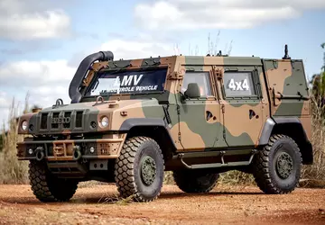 Der italienische Panzerwagen Iveco LMV landete ...