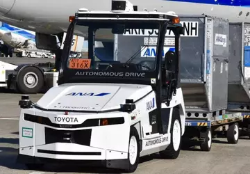 Toyota-fahrerlose Traktoren beginnen mit dem Gepäcktransport ...