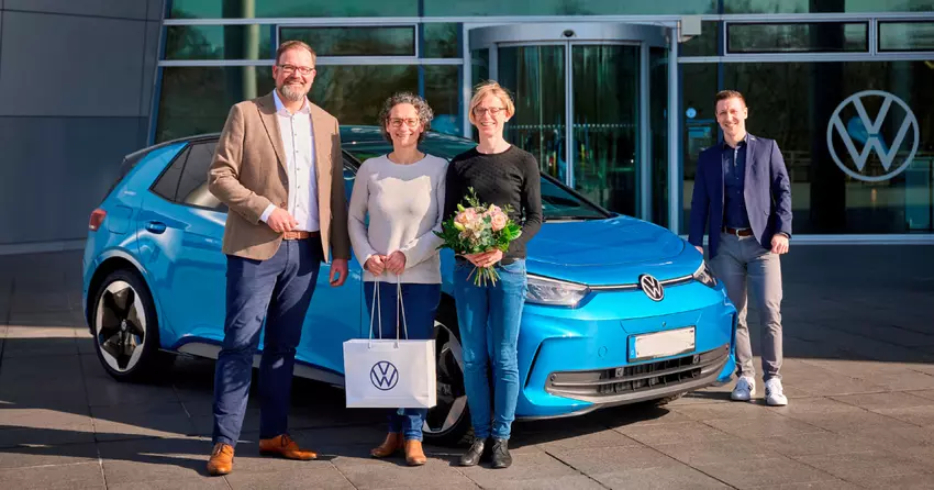 Übergabe des Meilenstein-Elektroautos von Volkswagen an den Käufer