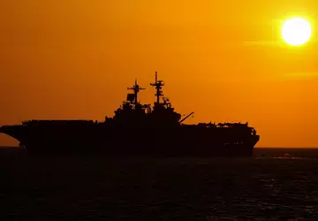 US-Flaggschiff USS Kearsarge Wasp class amphibious ...