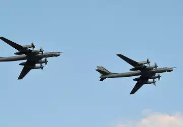 Russen verwenden Autoreifen, um Tu-95-Atombomber vor ...