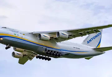 Ukrainische An-124 Ruslan liefert F-16-Kampfflugzeugrümpfe an ...