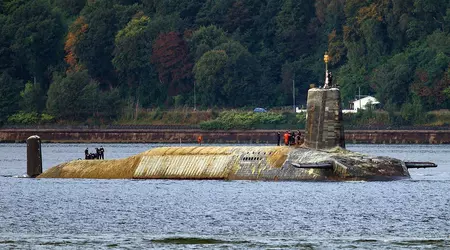 Das atomgetriebene U-Boot der Vanguard-Klasse, das Interkontinentalraketen vom Typ Trident II (D5) an Bord hat, gleicht nach einem längeren Einsatz einem Seeungeheuer.