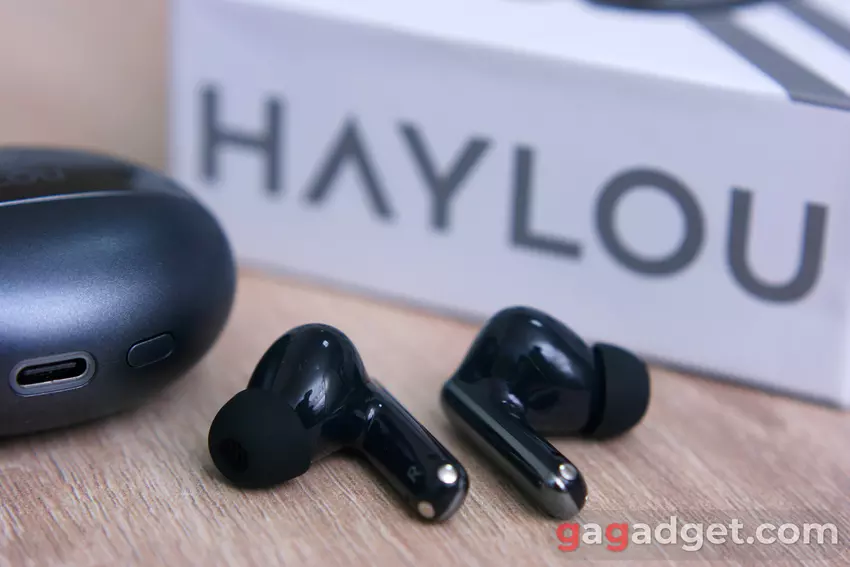 Haylou FlowBuds N55 auf dem Hintergrund der Verpackung