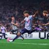 Ein Spieler dribbelt den Ball in der UFL