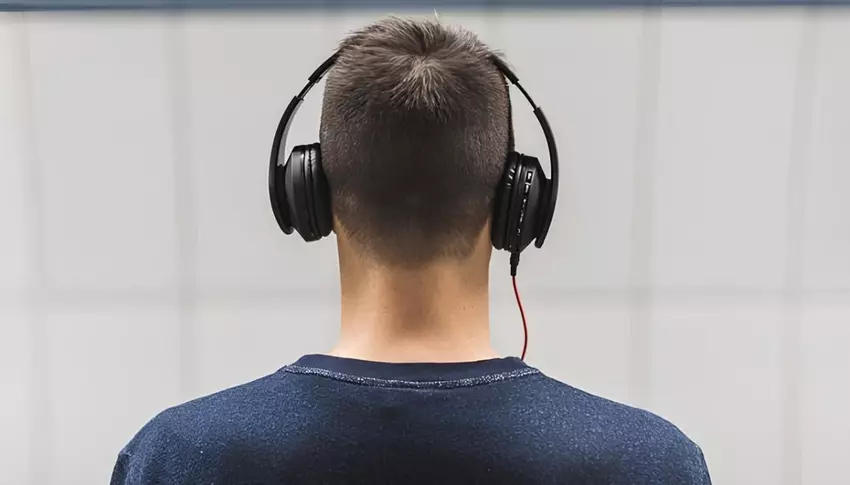 Entwickler an der University of Washington haben KI-Kopfhörer mit dem M2-Chip von Apple entwickelt, die die Sprache mehrerer Sprecher übersetzen und dabei die Sprachfunktionen beibehalten