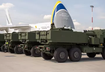 Ukrainische AN-124-Flugzeuge liefern erste HIMARS an ...