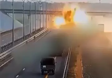 Russische Kampfhubschrauber griffen eine Autobahn an, ...