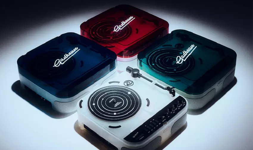 Gadhouse hat den tragbaren Plattenspieler Cosmo Solar Edition auf den Markt gebracht, dessen Design vom Apple iMac G3 inspiriert ist.