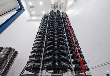 SpaceX stellt kompakte Starlink V2 Mini-Satelliten ...