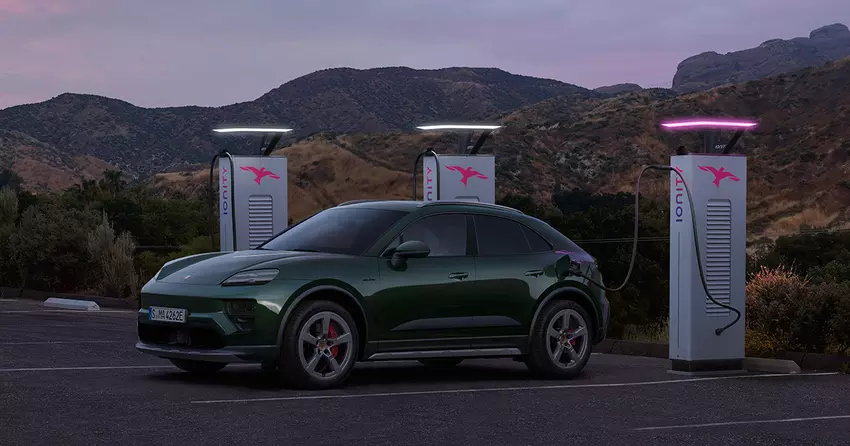 Porsche Macan 4S (2024) an der Ladestation