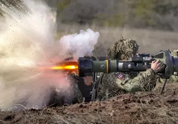 Spezialeinsatzkräfte zerstören russischen Panzer mit NLAW-Panzerabwehrsystem