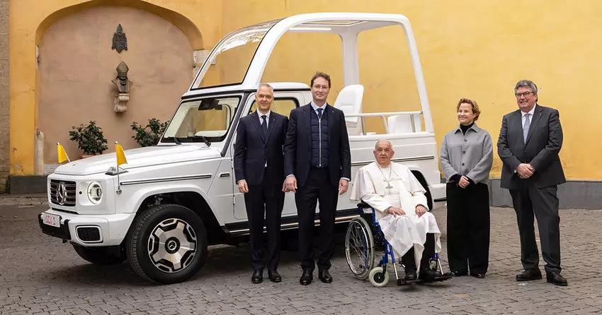 Mercedes-Benz überreichte Papst Franziskus die elektrische "papamobile" G-Klasse