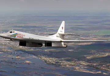 Russische Tu-160-Atombomber haben einen strategischen Marschflugkörper ...