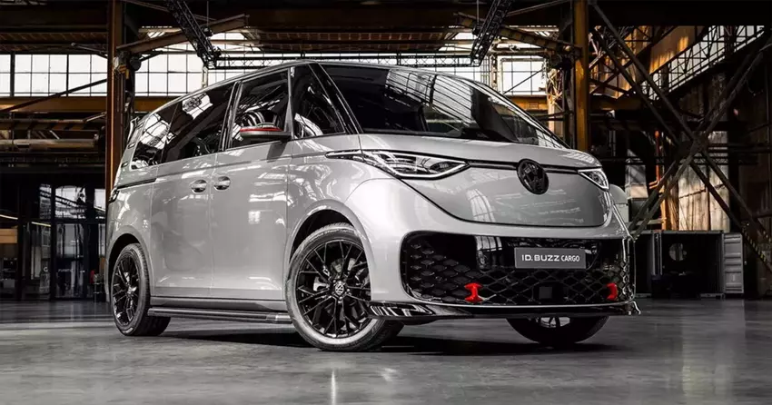 VW's ID.Buzz Cargo Elektrotransporter wird mit aggressivem Ausweichmanöver und gefälschten Fenstern ausgestattet