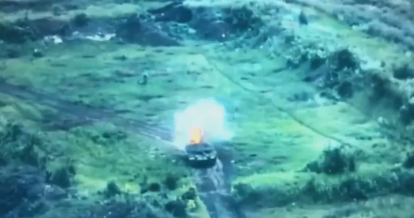 Ukrainische Kamikaze-Drohne versengt mit einem Präzisionstreffer einen russischen T-90M-Panzer im Wert von bis zu 5 Millionen Dollar