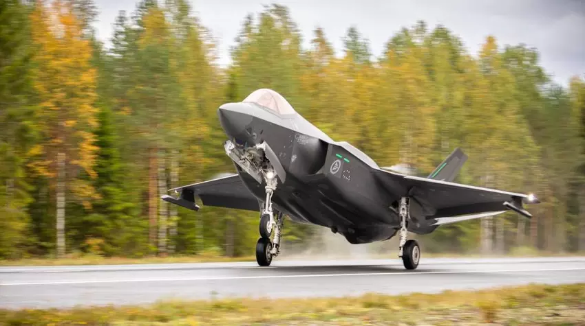 F-35A Lightning II-Kampfjets der fünften Generation starteten und landeten zum ersten Mal in der Geschichte auf einer öffentlichen Straße