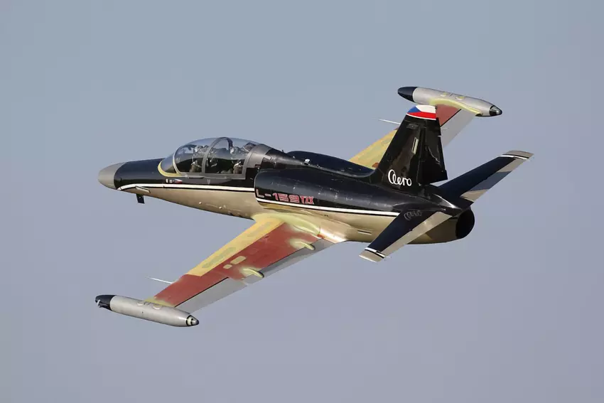 Aero Vodochody hat sein neues leichtes Mehrzweckkampfflugzeug L-159 T2X zum ersten Mal am Himmel getestet