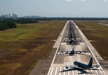 Die US-Luftwaffe evakuierte KC-135 Stratotanker-Flugzeuge wegen ...