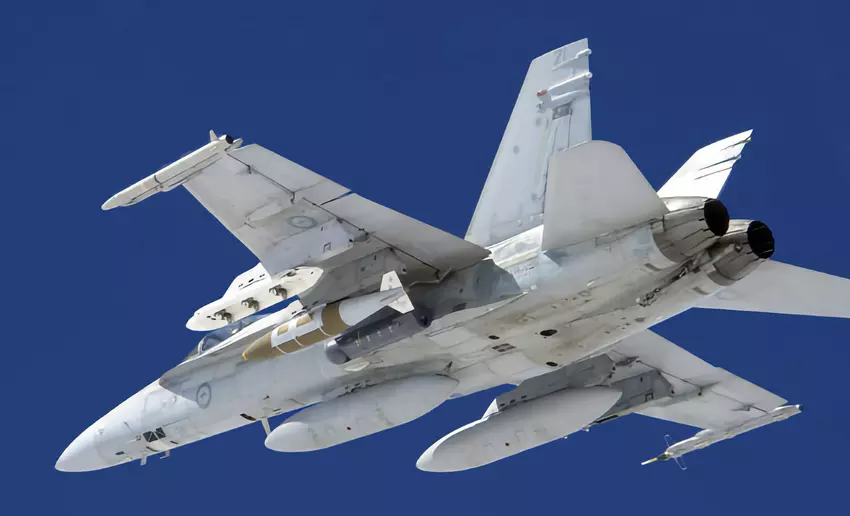 Ukrainische Luftwaffe wirft JDAM-ER-Präzisionsbomben ab, die Ziele in bis zu 72,5 km Entfernung treffen können