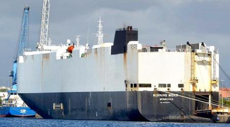 Ein Frachtschiff, das Elektroautos transportiert, brennt im Pazifischen Ozean