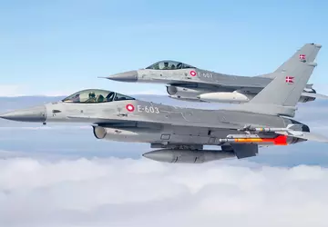 Dänische F-16 Fighting Falcon-Kampfflugzeuge haben in ...