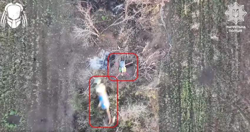 Die Nationalpolizei-Drohne "Predator" zerstört einen Bomber-Quadcopter mit einem Abwurf von oben (Video)