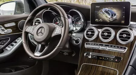 Mercedes-Autoeigentümer klagen wegen rissigem Holzdekor