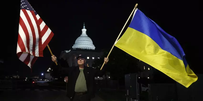 Illustratives Bild der ukrainischen und der amerikanischen Flagge.