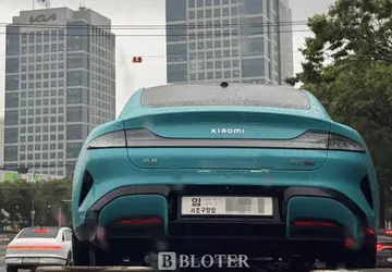 Xiaomi SU7 außerhalb der Hauptzentrale von ...