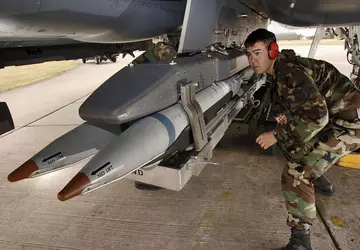 Finnland wird von den USA SDB-I-Bomben ...