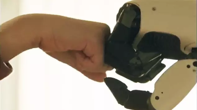 LG präsentiert einen CLOiD-Assistentenroboter mit Hightech-Armen ...