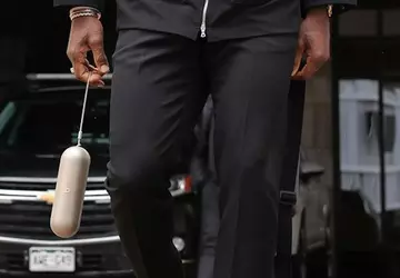 Basketballspieler LeBron James wird vor einem ...