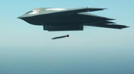Die B-2 Spirit ist das erste Flugzeug in der Geschichte der USA, das die modernisierte thermonukleare Bombe B61-12 tragen kann.