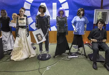 KI-Roboter sprechen auf der UN-Pressekonferenz und ...