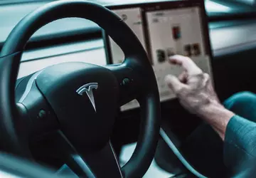 Neue Version von Teslas Autopilot unter ...