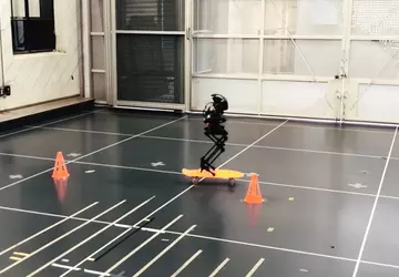 Zweibeiniger Roboter-Drohnen-Hybrid kann laufen, fliegen und ...