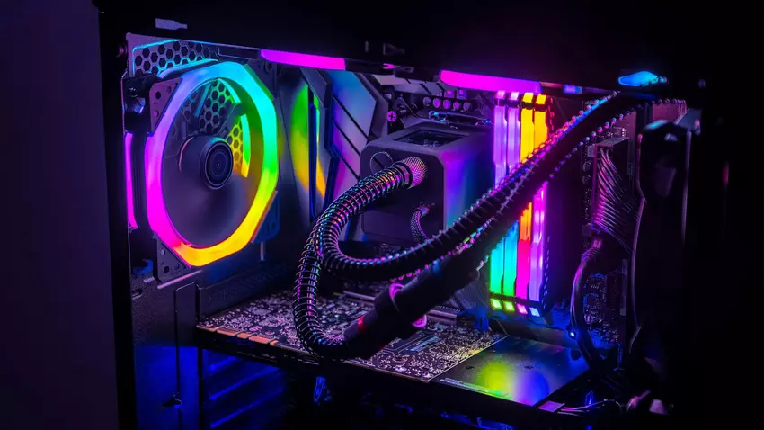 5 Computerkomponenten mit RGB-Beleuchtung