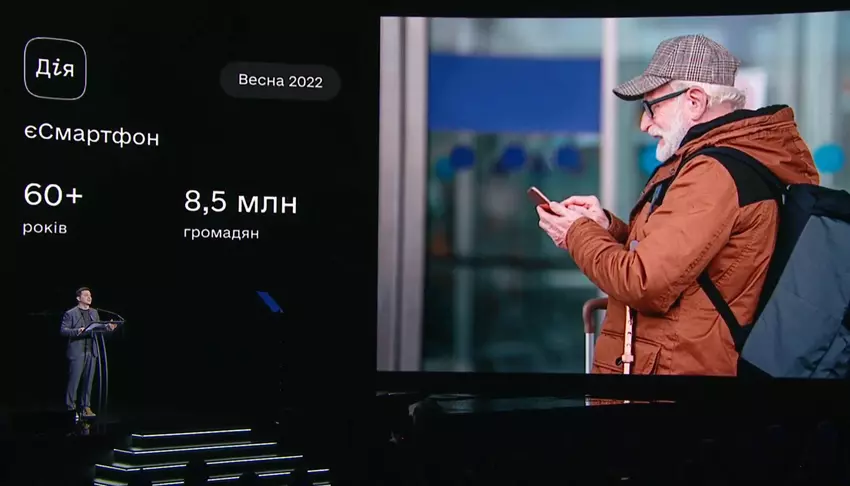 Ältere Ukrainer erhalten kostenlose Smartphones zu einem Vorzugspreis - Zelensky kündigte die єSmartfon-Initiative an