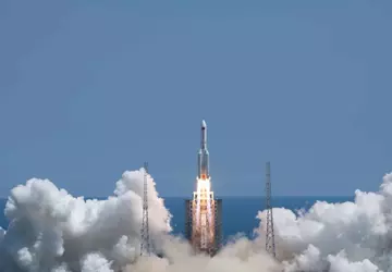 Trümmer einer riesigen chinesischen Rakete werden ...